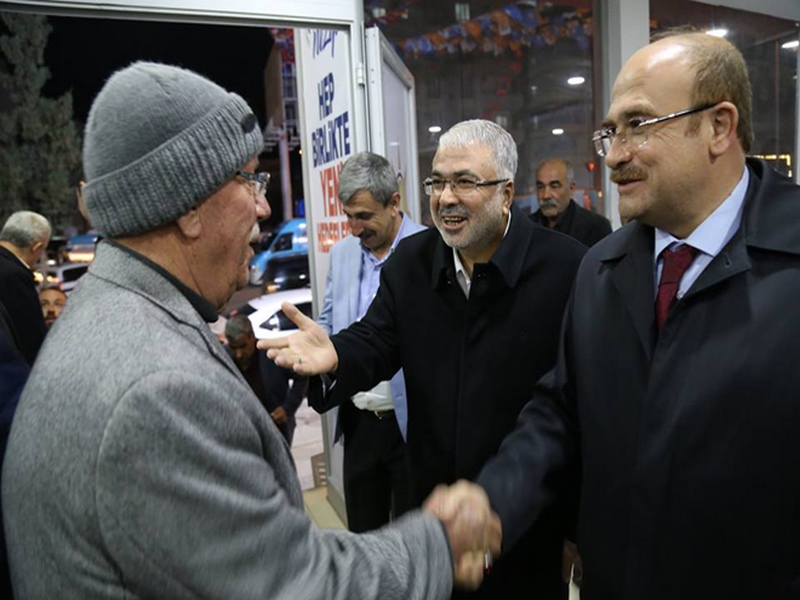 AK PARTİ YE KATILIMLAR SÜRÜYOR
