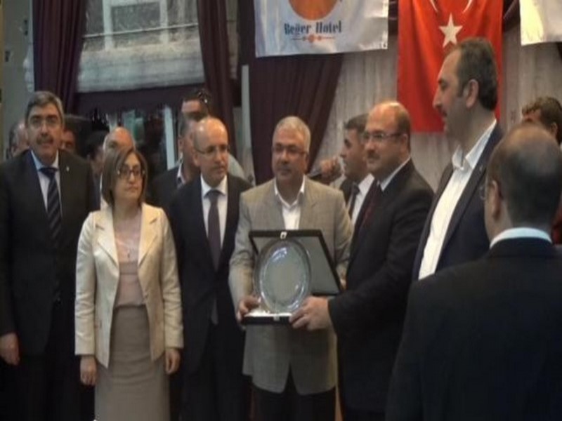 MİLLETVEKİLİ SARIYA HİZMETLERİNDEN DOLAYI PLAKET VERİLDİ