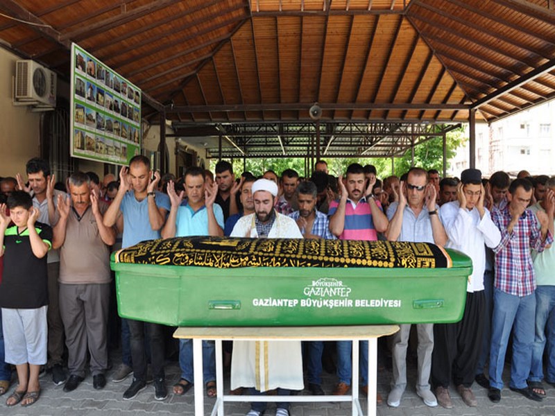 OĞLUNA SİPER OLARAK ÖLEN BABA TOPRAĞA VERİLDİ