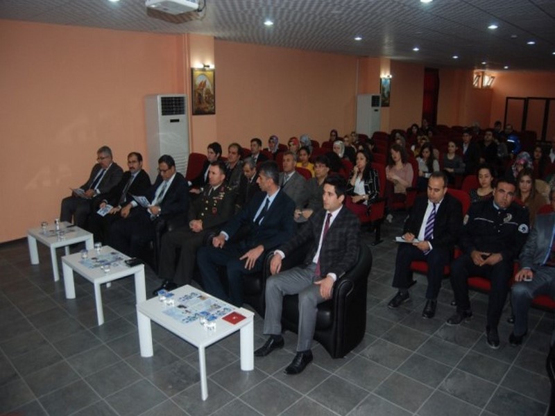 SEMİNERDE İNTERNETİN ZARARLARI ANLATILDI