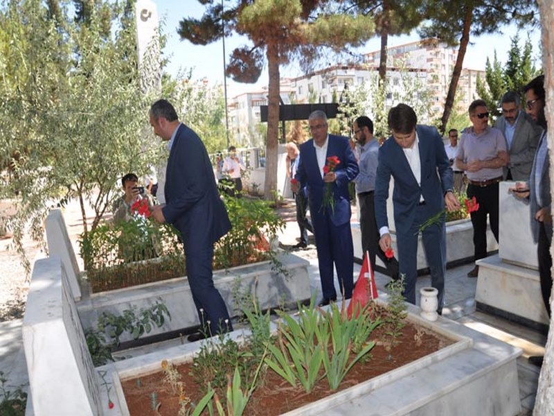 ABDULHAMİT GÜL VE BERABERİNDEKİ HEYET NİZİP ŞEHİTLİĞİNİ ZİYARET ETTİ