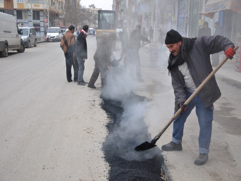 ASFALT EKİBİ ÇALIŞMALARINI SÜRDÜRÜYOR