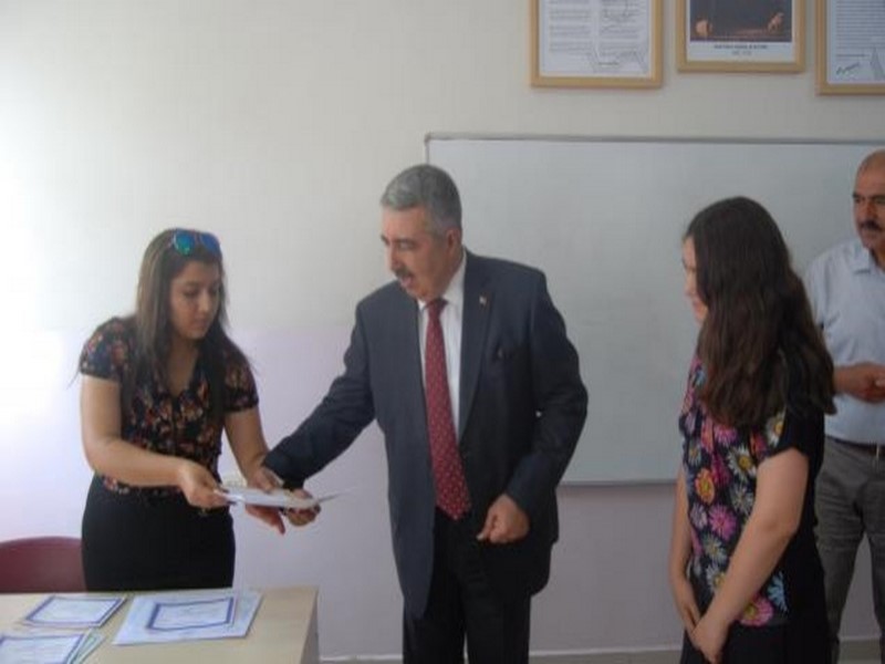 MİLLİ EĞİTİM MÜDÜRÜ GÜNDEŞ KARNE DAĞITTI