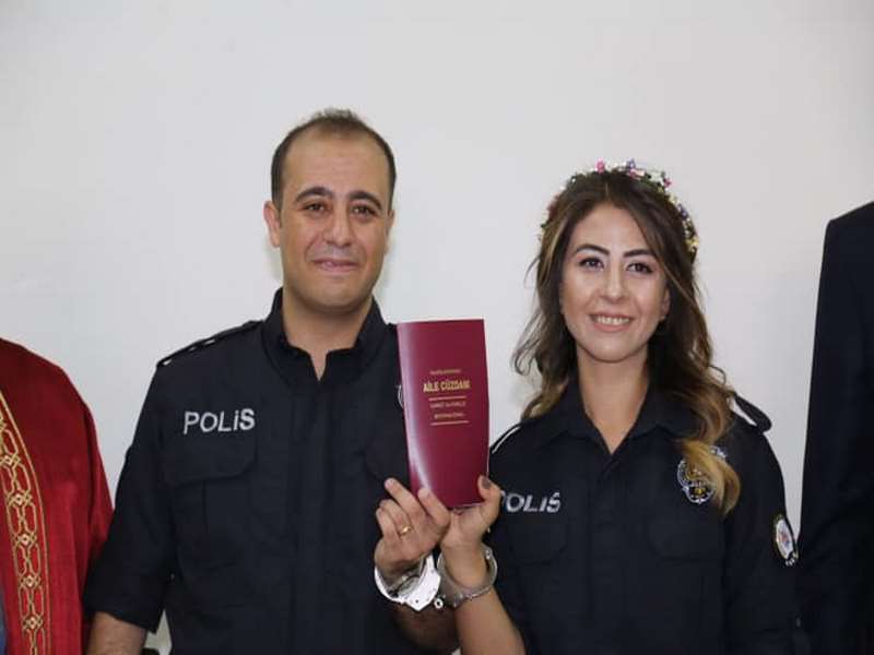 Polis Memuru Çifte Kelepçeli Nikah Töreni