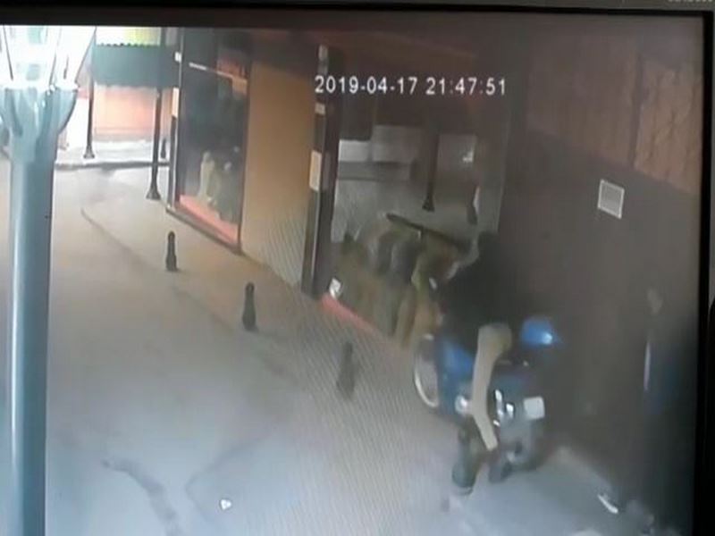 MOTOSİKLET HIRSIZLARI GÜVENLİK KAMERASINDA