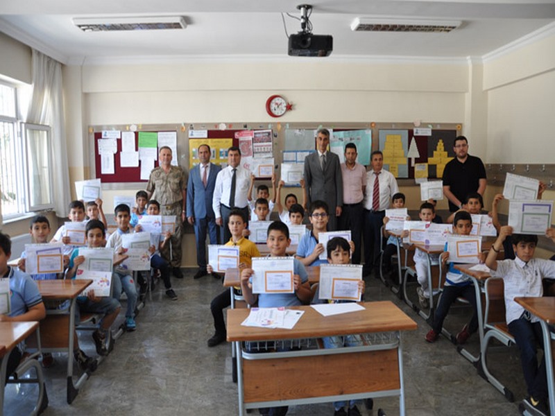 KAYMAKAM ŞAHİN KARNE DAĞITTI