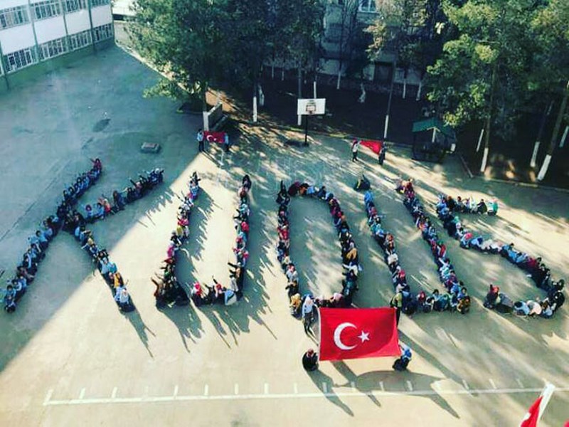 İMAM HATİPLİ ÖĞRENCİLERDEN KUDÜS KOREOGRAFİ İLE ABD YE TEPKİ