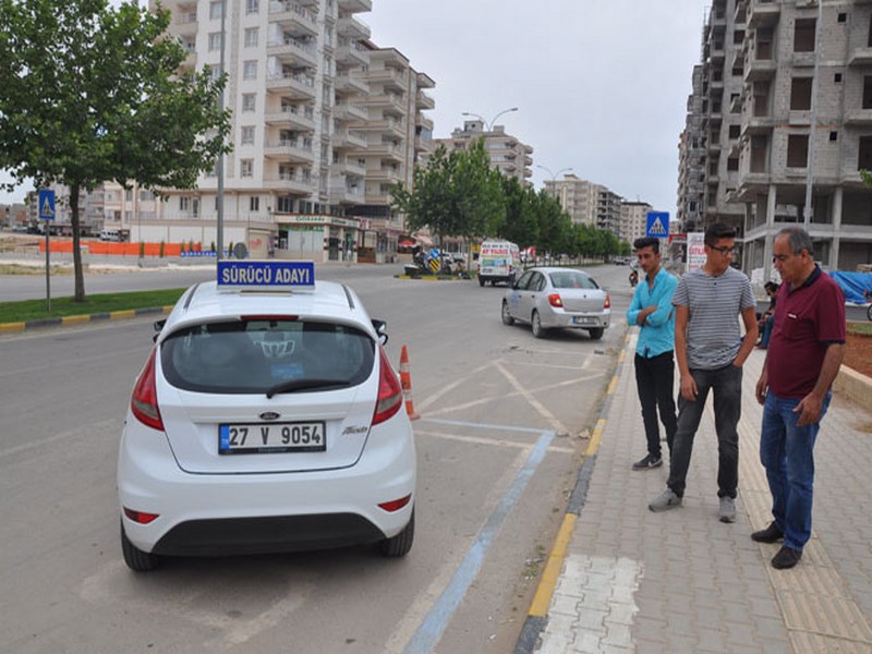 SÜRÜCÜ ADAYLARI ZORLU KURSLARDAN GEÇİYOR 