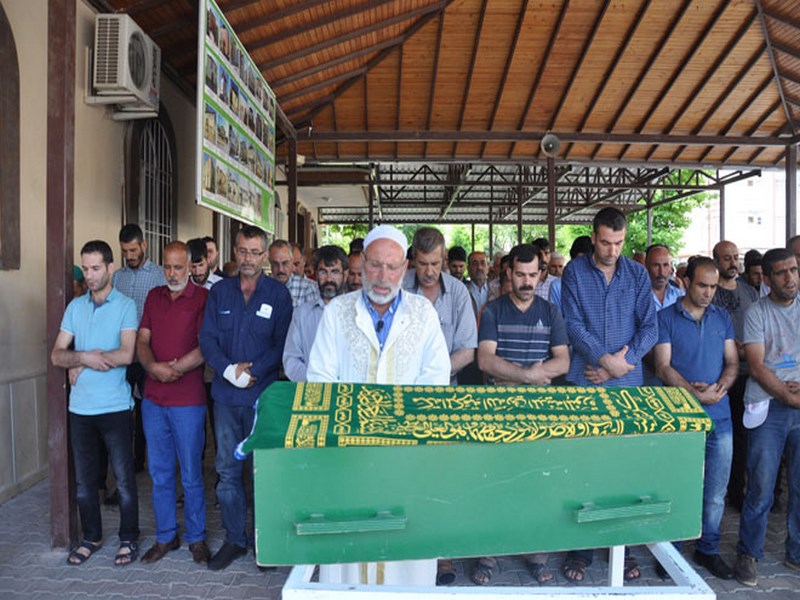 YANAN OTOMOBİLDE ÖLEN ÇOCUK TOPRAĞA VERİLDİ