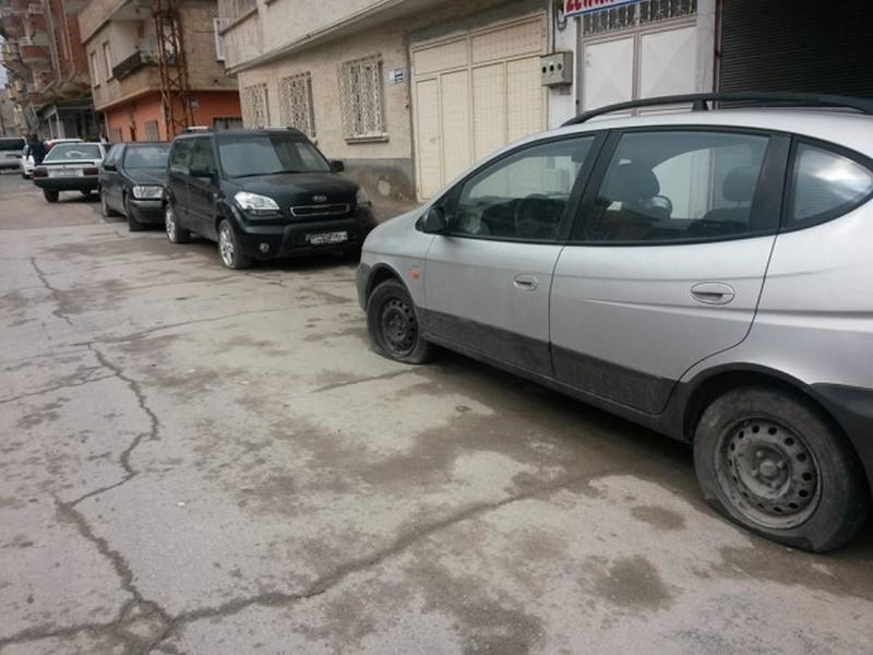 PARK HALİNDEKİ 15 OTOMOBİLİN LASTİKLERİNİ KESTİLER