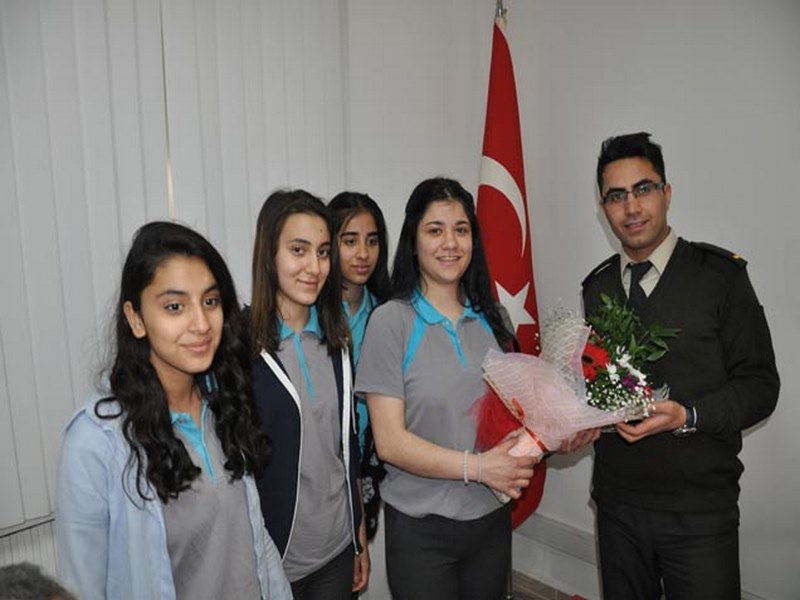 ÖĞRENCİLERDEN ASKERE DESTEK