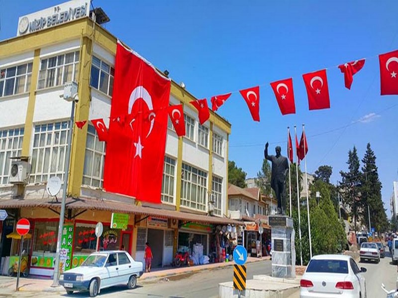 Nizipte her yer Kırmızı Beyaz
