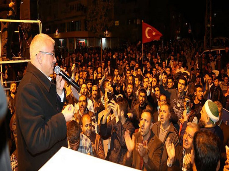 REFERANDUM ZAFERİ COŞKUYLA KUTLANDI