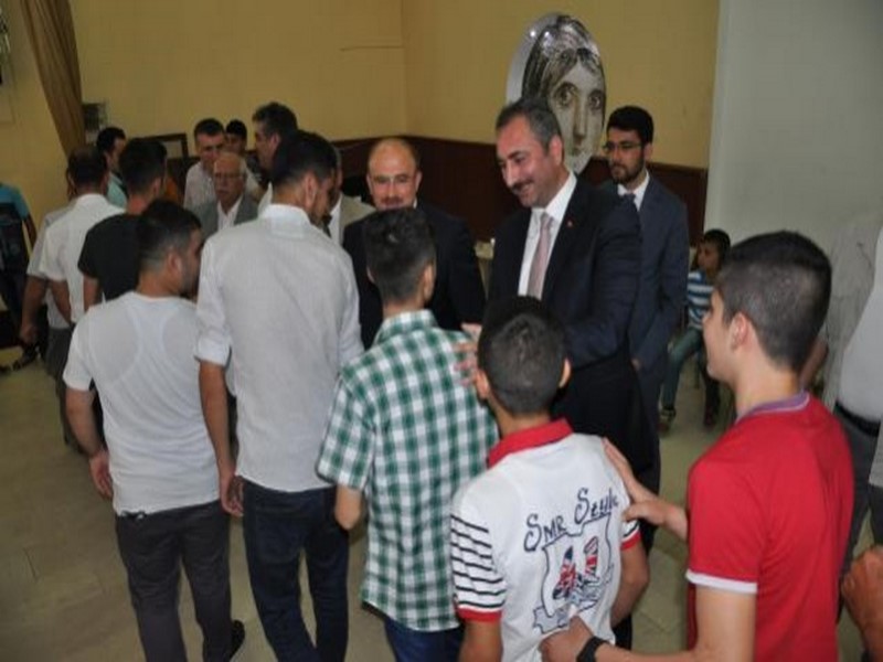 AK PARTİ İLÇE TEŞKİLATI VATANDAŞLARLA BAYRAMLAŞTI