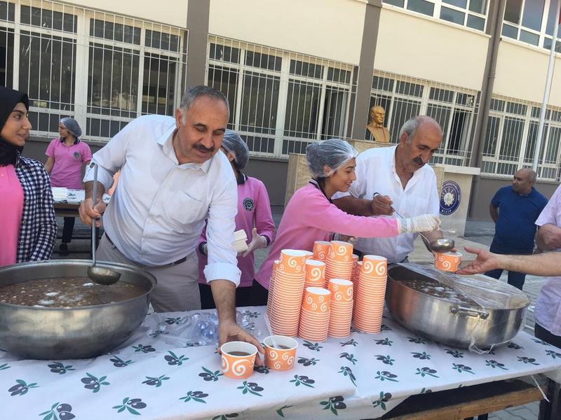 Nizip Mesleki ve Teknik Anadolu Lisesi Aşure Dağıttı