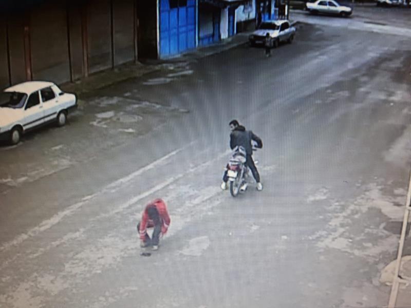 Motosikletli 2 kişi sahibinin düşürdüğü cüzdanı alıp kaçtı
