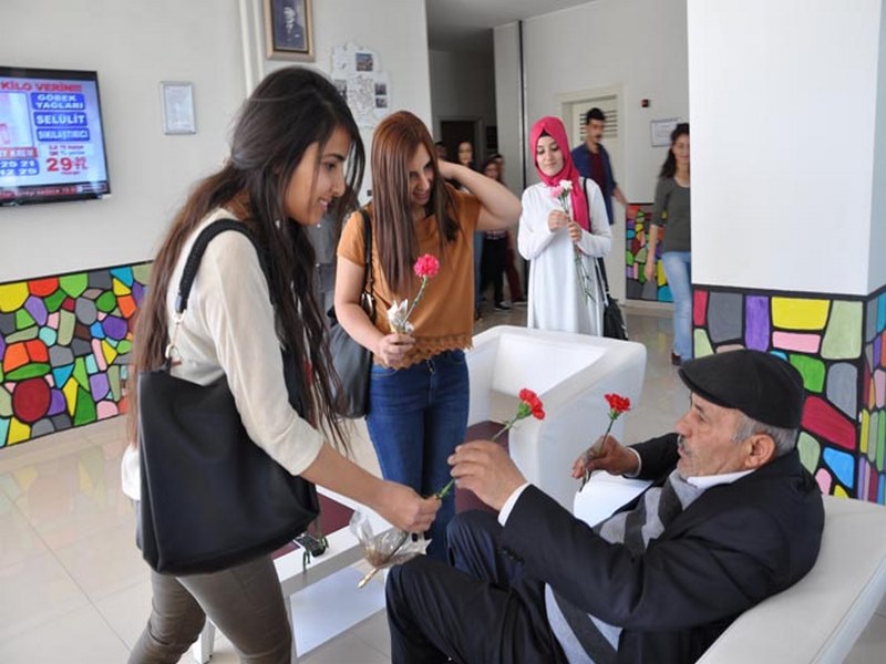 ÜNİVERSİTE ÖĞRENCİLERİNDEN YAŞLILARA ZİYARET