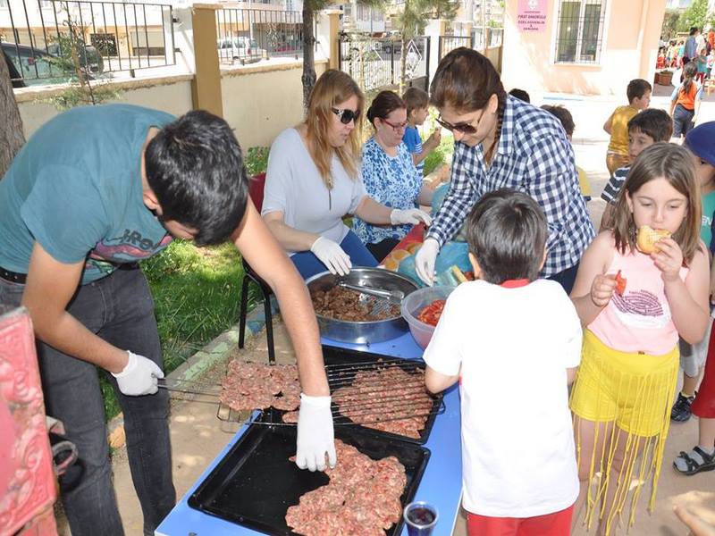 Minik Öğrencilere Köfte Ekmek İkramı