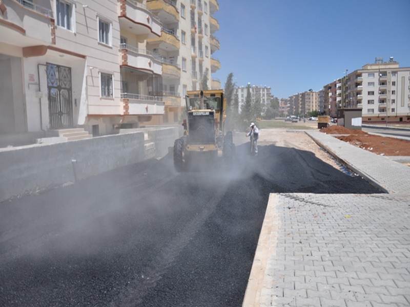 ASFALT EKİPLERİ SICAK HAVAYA ALDIRIŞ ETMİYOR