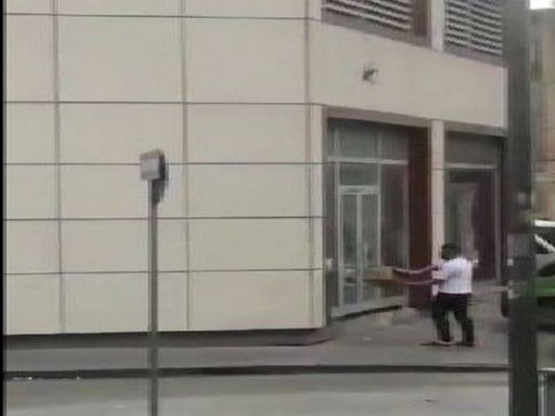 İkinci kattan düşen kediyi havada yakaladı