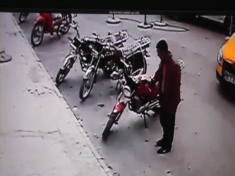 MOTOSİKLET ÇALAN KİŞİ GÜVENLİK KAMERASINDA