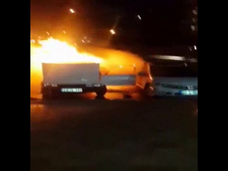 NİZİPTE 3 ARAÇ YANDI