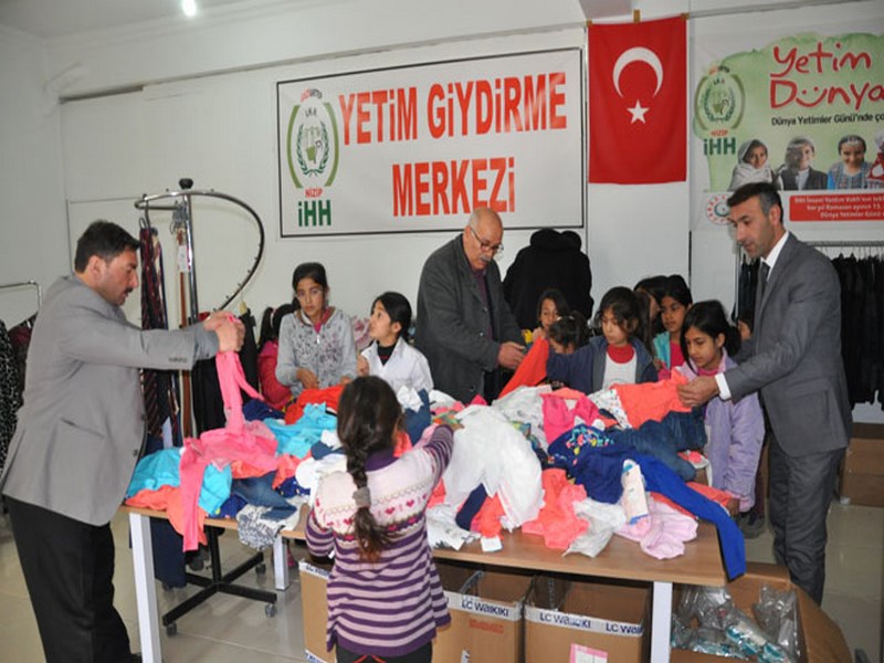 İHH İHTİYAÇ SAHİBİ ÖĞRENCİLERİ GİYDİRDİ