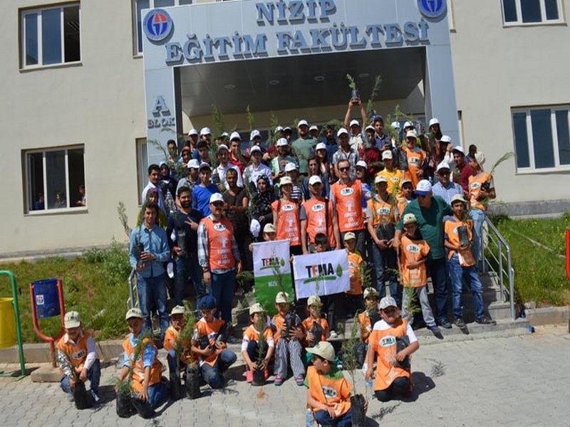 TEMA VAKFI GÖNÜLLÜLERİ FİDAN DİKTİ