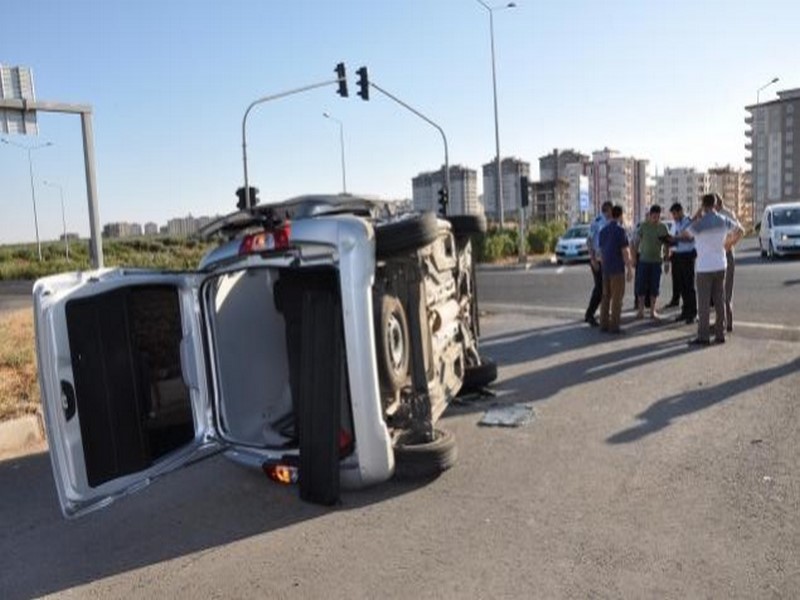 YAN YATAN ARAÇTAKİ 4 KİŞİ YARALANDI