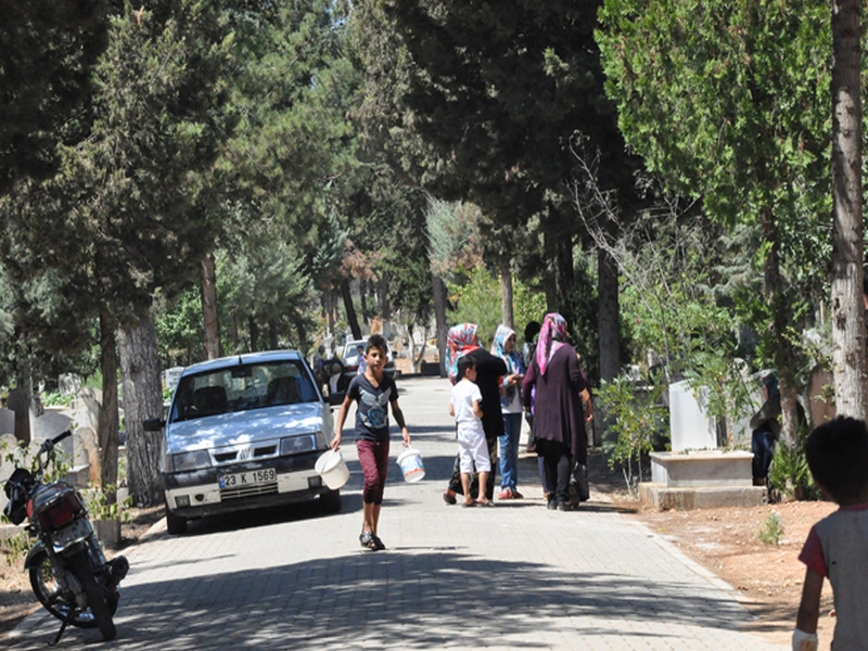 MEZARLIKLAR ZİYARETÇİ AKININA UĞRADI
