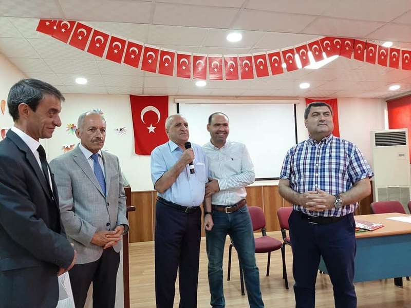 Kaymakam Şahin den emekli öğretmene plaket