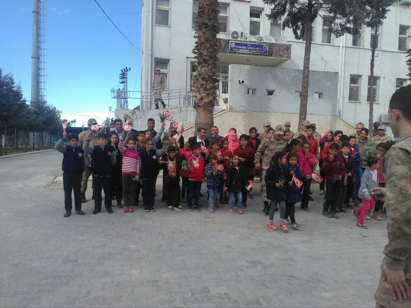 ÖĞRENCİLER 1 GÜNLÜK HARÇLIKLARINI MEHMETÇİK VAKFI NA BAĞIŞLADI