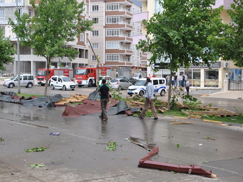 NİZİP TEKİ ŞİDDETLİ FIRTINA ÇATILARI UÇURDU