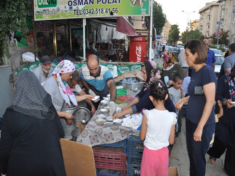 Gönüllerin muhtarı aşure dağıttı