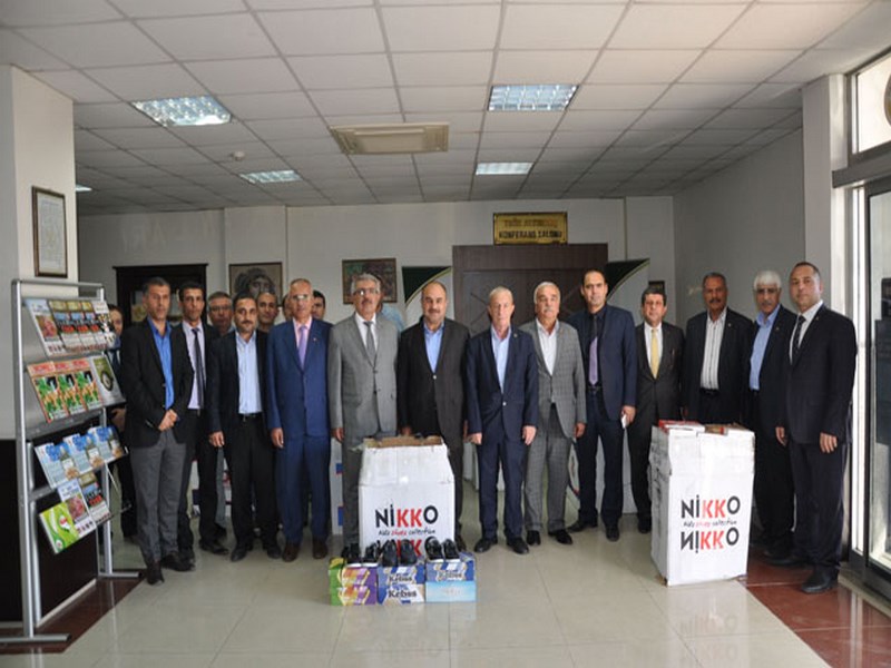 TİCARET BORSASI NDAN ÖĞRENCİLERE AYAKKABI YARDIMI