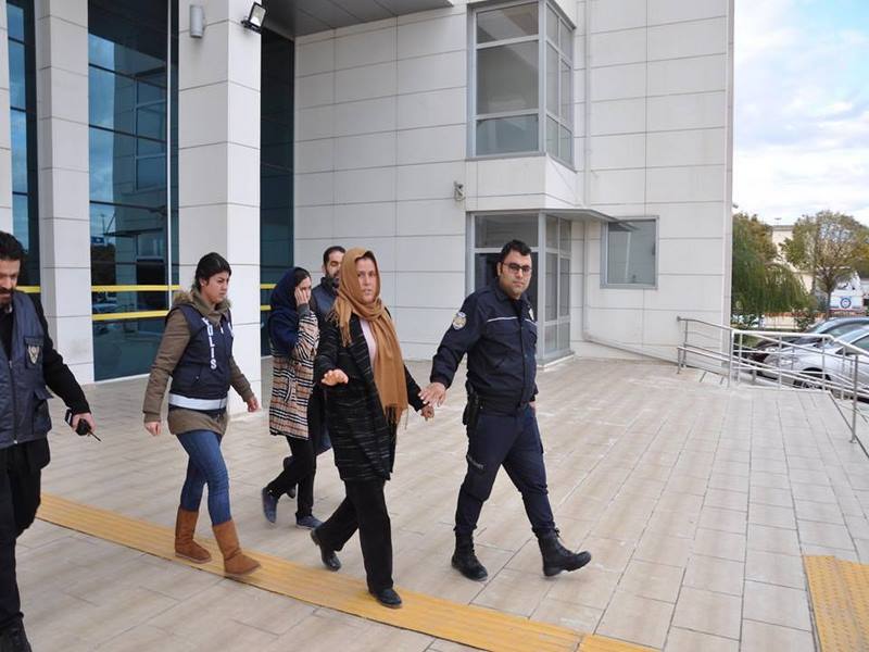 EV SAHİBİNİ ODAYA KİLİTLEYEREK HIRSIZLIK YAPMAK İSTEDİLER