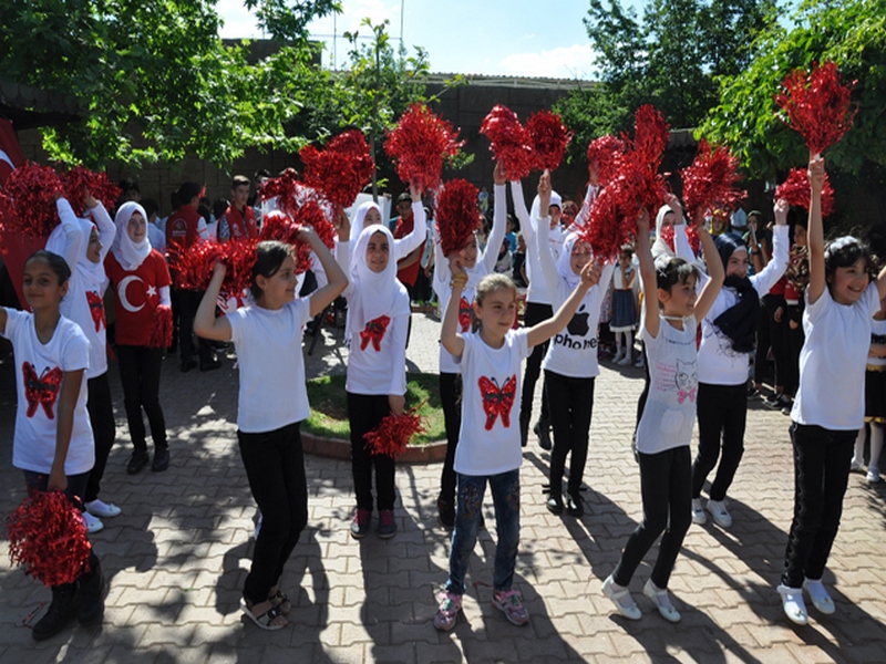 TÜRK VE SURİYELİ ÇOCUKLARIN 23 NİSAN COŞKUSU