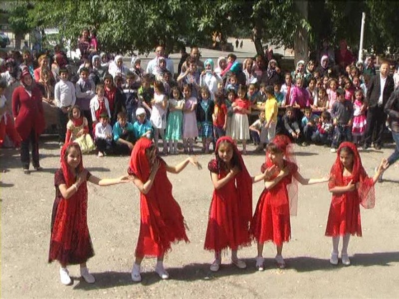 ATATÜRK İLKOKULUNDA 23 NİSAN GÖSTERİLERİ