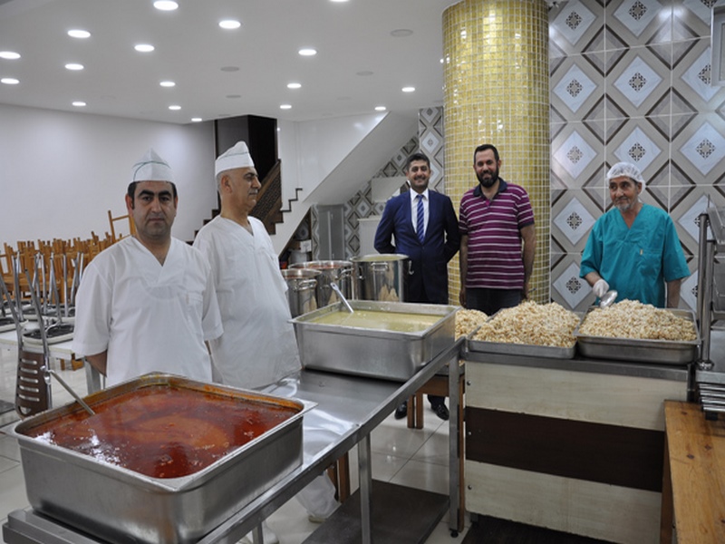 HACI MEHMET FATMA CANKESEN KÜLLİYESİ NDE YEMEK DAĞITIMI