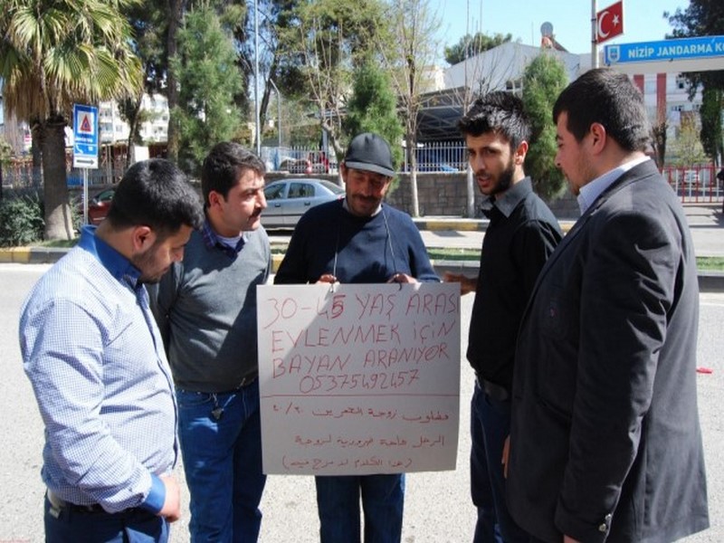 BOYNUNA ASTIĞI TÜRKÇE VE ARAPÇA YAZILI KAĞIT İLE EŞ ARADI