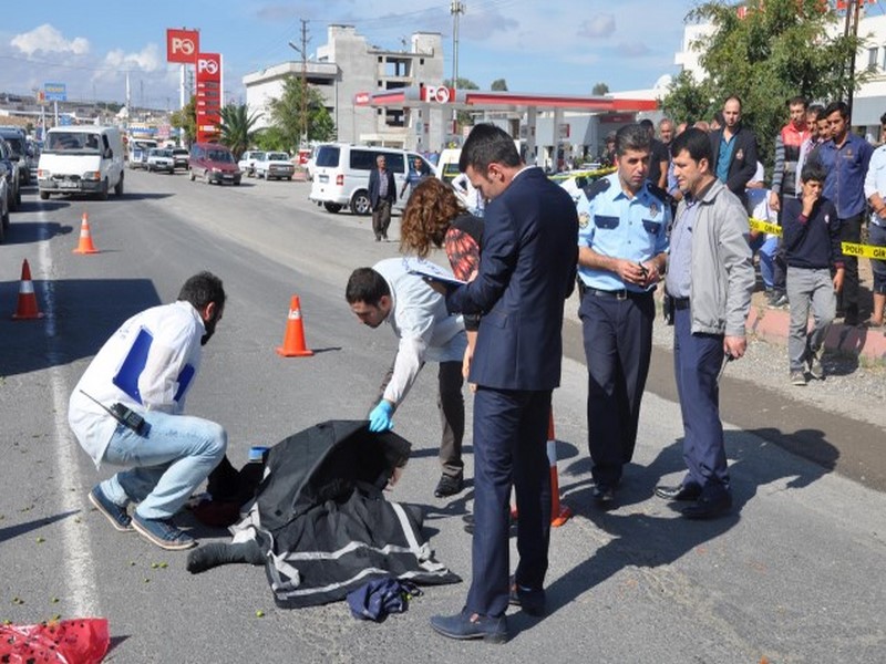 OTOMOBİLİN ÇARPTIĞI YAŞLI KADIN ÖLDÜ