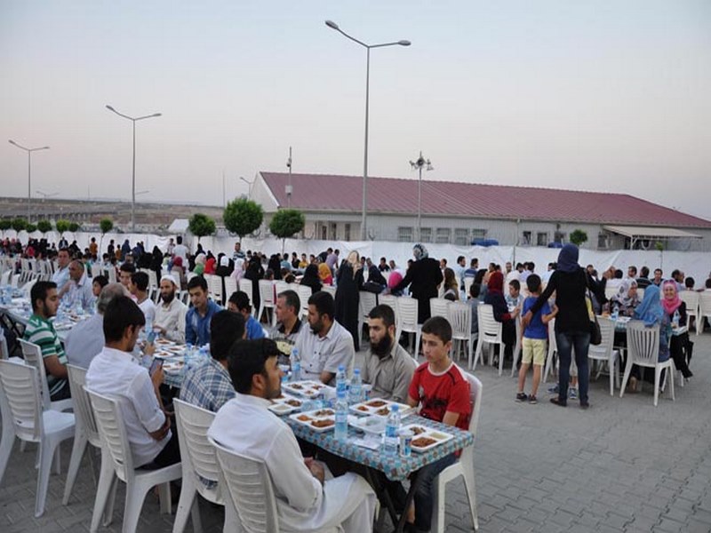 Gaziantep Valisi Ali Yerlikaya İftarını Suriyelilerle Açtı