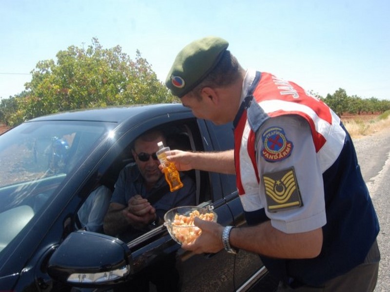 JANDARMA SÜRÜCÜLERE ŞEKER İKRAM ETTİ