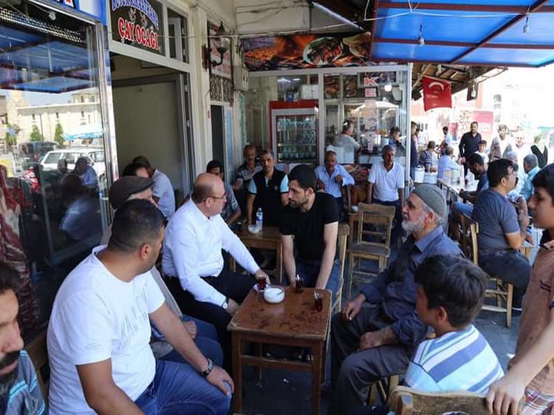 Başkan Sarı esnafı gezdi vatandaşlarla çay içti