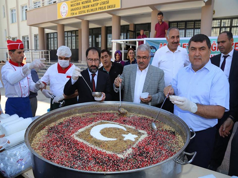 ÖĞRENCİLERE AŞURE İKRAMI