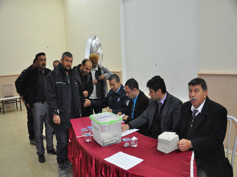 BELEDİYE ÇALIŞANLARI GREV OYLAMASINA GİTTİ