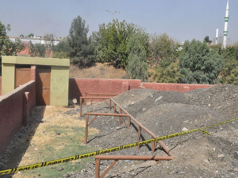 YAŞLI ADAM ÖLÜ BULUNDU