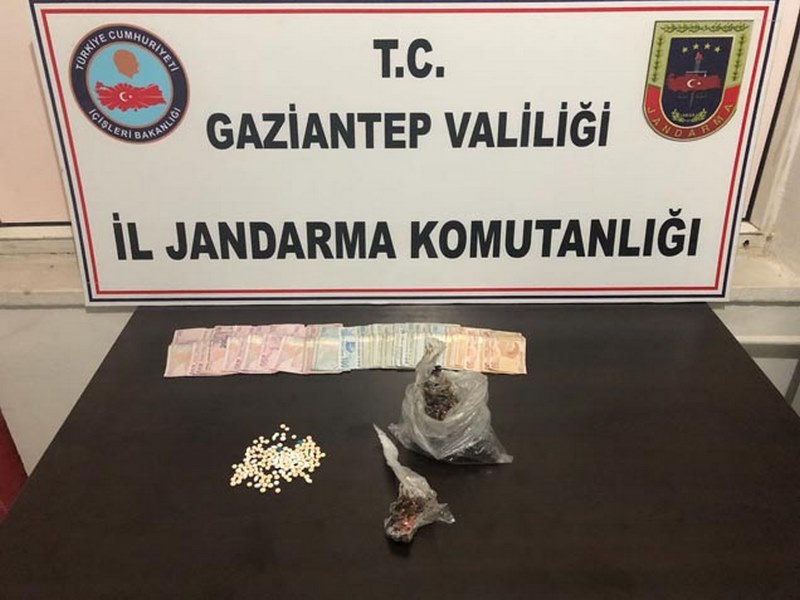 UYUŞTURUCU HAPLARI SOBADA YAKARKEN YAKALANDILAR