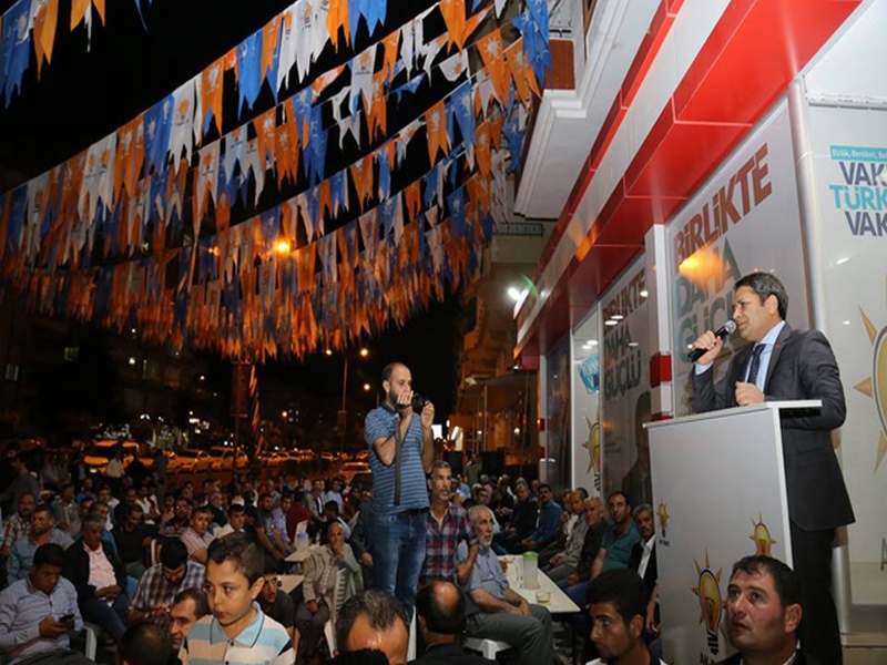 ŞAHİN VE AKDOĞAN PARTİLİLERLE BİR ARAYA GELDİ