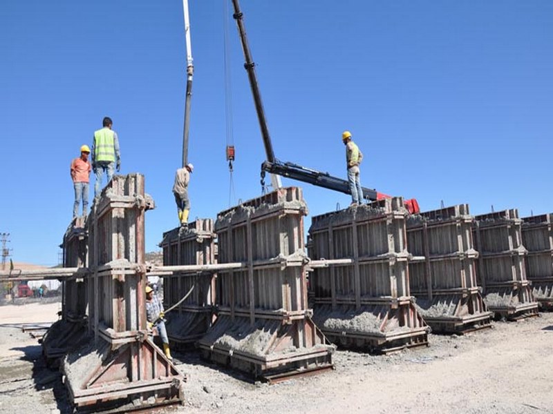 HER GÜN 75 BETON BLOK SURİYE SINIRINA GÖNDERİLİYOR